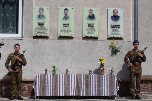 На фасаді ліцею №19 відбулось відкриття анотаційної дошки загиблому захиснику України -  Андрію Кудлі.
